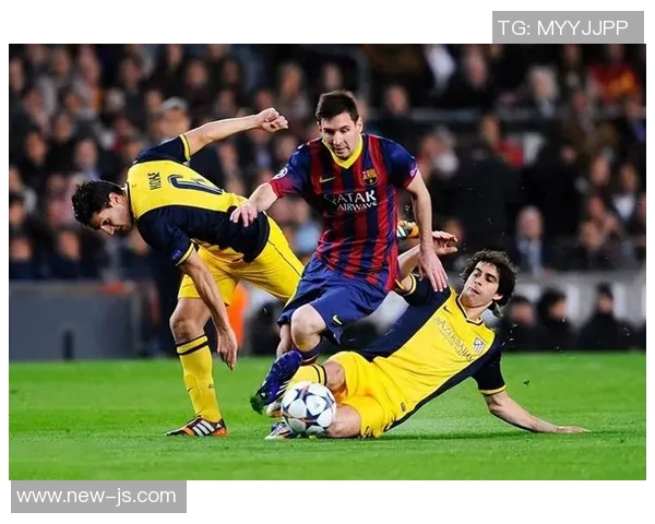 足球明星身着西装出席活动的精彩瞬间与时尚风采展示