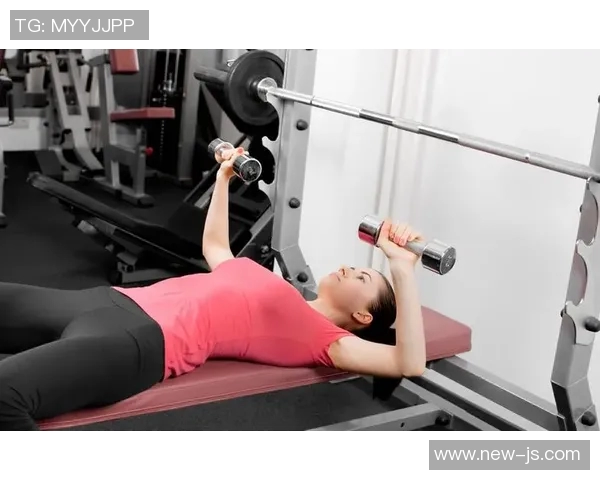 哑铃锻炼上胸肌的最佳方法与技巧分享，让你的上胸线条更加完美